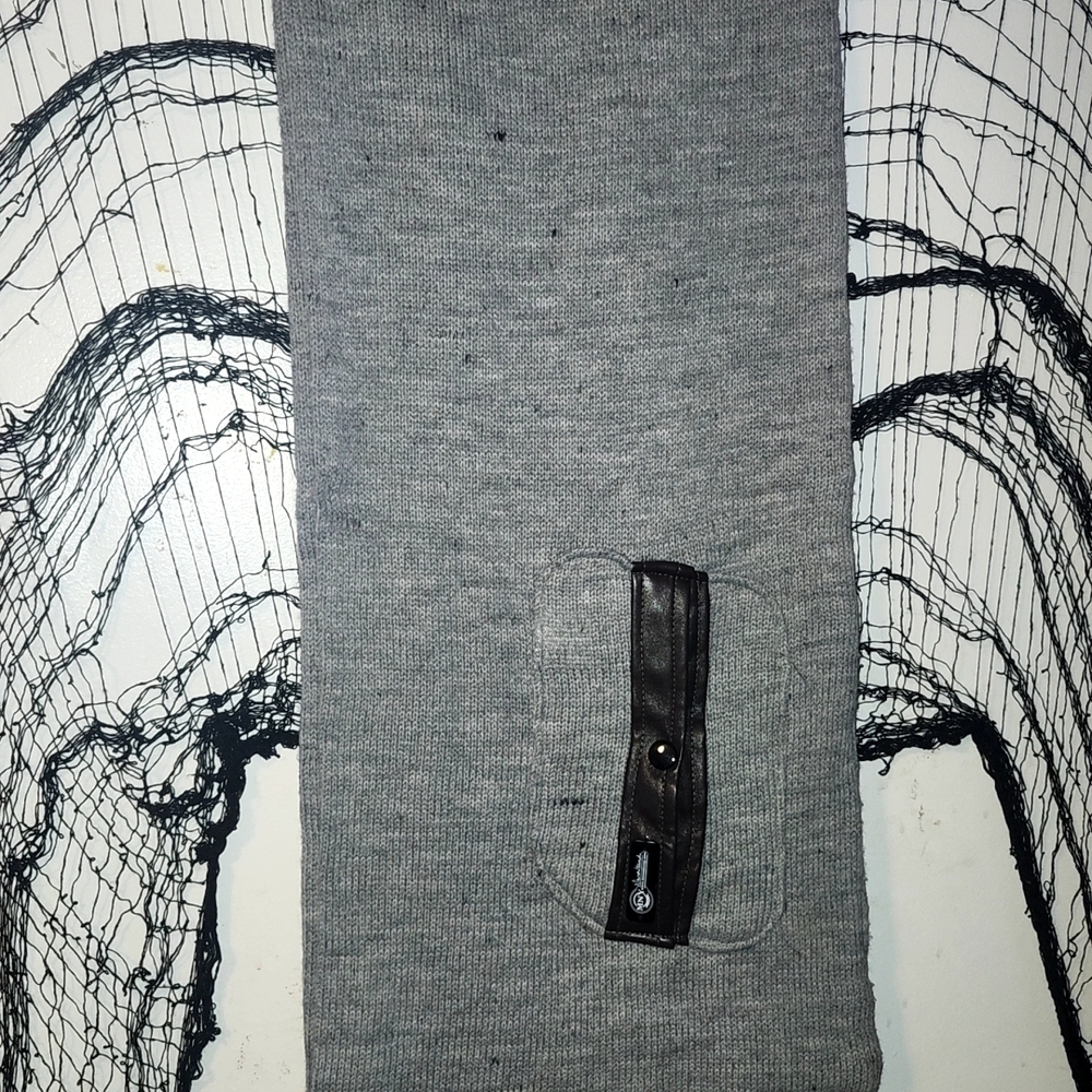 ✨️Gray Knit Scarf with Black Accent✨️